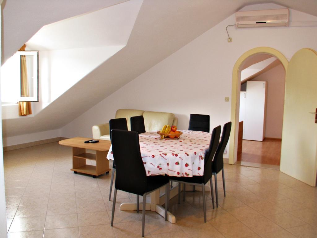 Apartment Martinic Pucisca Δωμάτιο φωτογραφία
